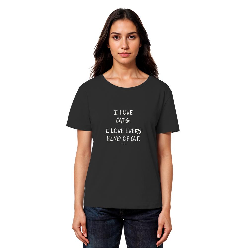 Dame trägt schwarzes Katzenliebhaber Shirt mit Aufdruck „I love every kind of cat“ aus Bio-Baumwolle