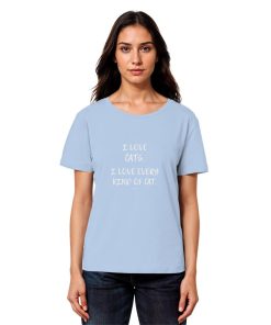 Frau trägt taubenblaues Katzenliebhaber Shirt mit Aufdruck „I love every kind of cat“ aus Bio-Baumwolle