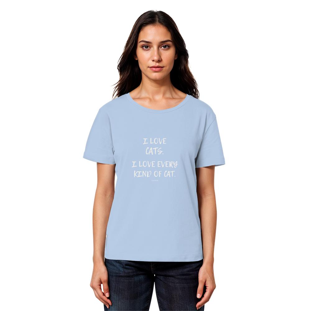 Frau trägt taubenblaues Katzenliebhaber Shirt mit Aufdruck „I love every kind of cat“ aus Bio-Baumwolle