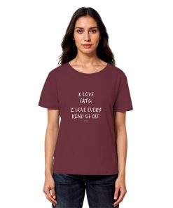 Frau trägt bordeauxfarbenes Katzenliebhaber Shirt mit Aufdruck „I love every kind of cat“ aus Bio-Baumwolle