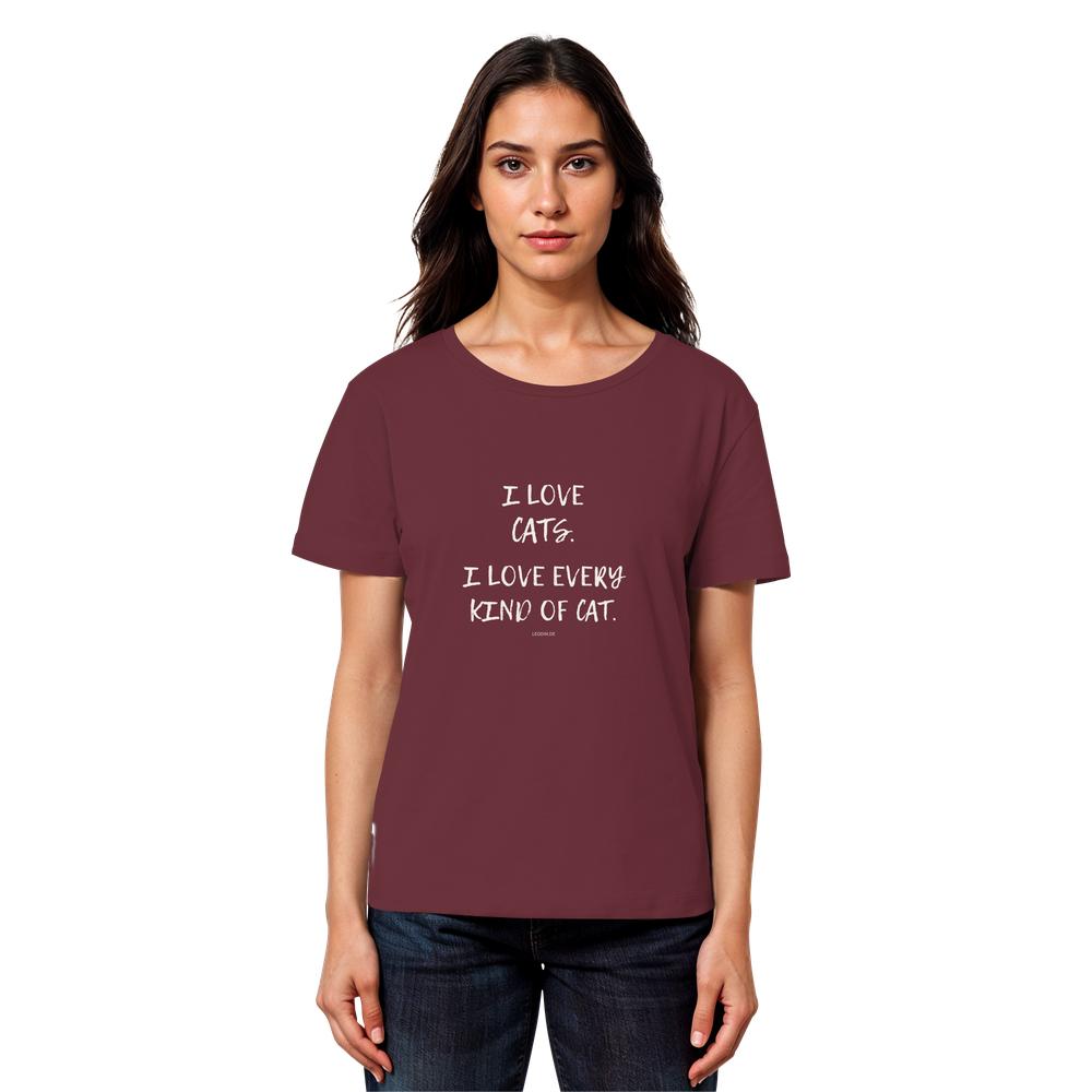 Frau trägt bordeauxfarbenes Katzenliebhaber Shirt mit Aufdruck „I love every kind of cat“ aus Bio-Baumwolle