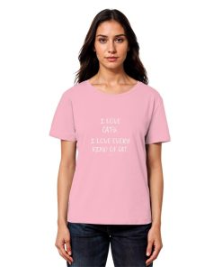 Frau trägt rosanes Katzenliebhaber Shirt mit Aufdruck „I love every kind of cat“ aus Bio-Baumwolle