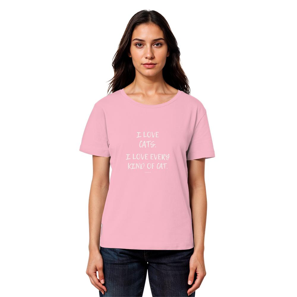Frau trägt rosanes Katzenliebhaber Shirt mit Aufdruck „I love every kind of cat“ aus Bio-Baumwolle