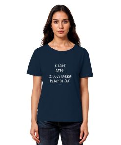 Frau trägt dunkelblaues Katzenliebhaber Shirt mit Aufdruck „I love every kind of cat“ aus Bio-Baumwolle
