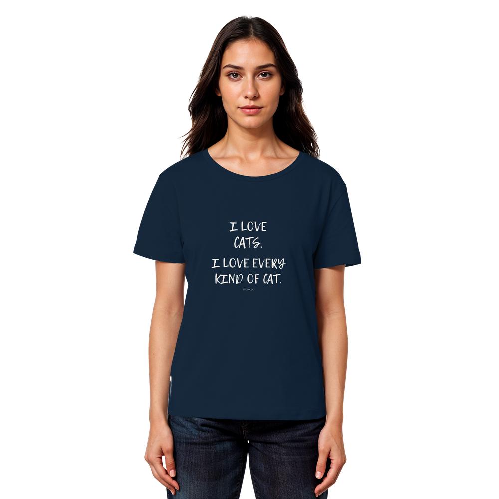Frau trägt dunkelblaues Katzenliebhaber Shirt mit Aufdruck „I love every kind of cat“ aus Bio-Baumwolle
