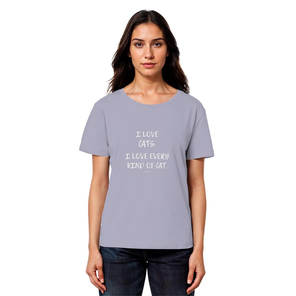 Frau trägt lilanes Katzenliebhaber Shirt mit Aufdruck „I love every kind of cat“ aus Bio-Baumwolle
