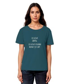Dame trägt petrolblaues Katzenliebhaber Shirt mit Aufdruck „I love every kind of cat“ aus Bio-Baumwolle