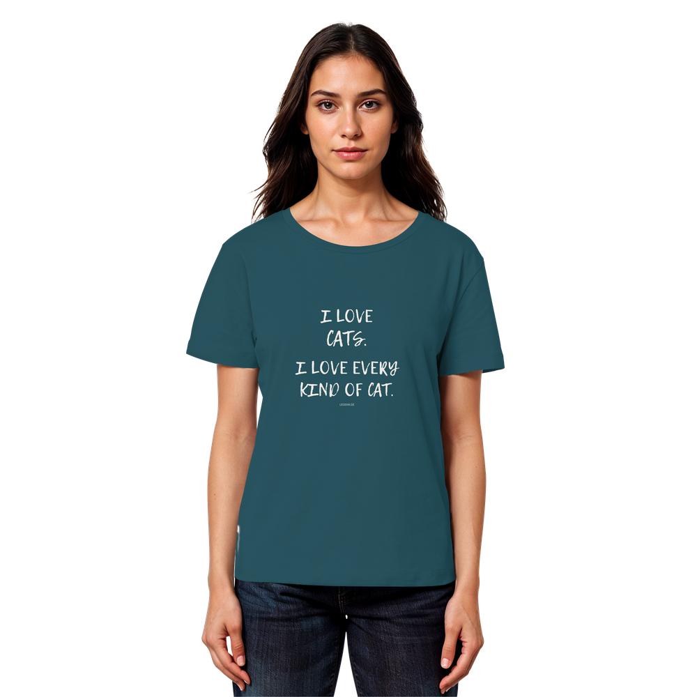 Dame trägt petrolblaues Katzenliebhaber Shirt mit Aufdruck „I love every kind of cat“ aus Bio-Baumwolle