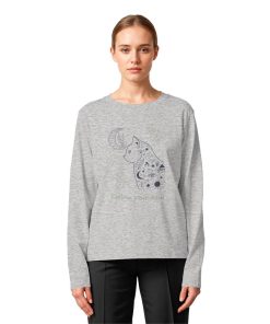 Frau trägt graues Katzen Longsleeve mit Follow Your Soul Schriftzug