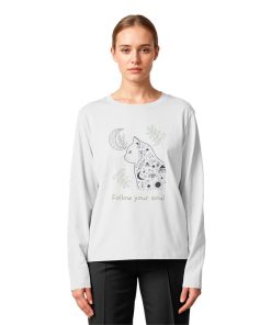 Frau trägt weißes Katzen Longsleeve mit spirituellem Katzenmotiv