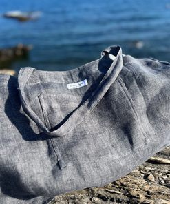 Detail der grauen Leinen Strandtasche am Meer