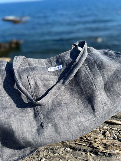 Detail der grauen Leinen Strandtasche am Meer