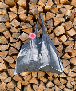Leinen Strandtasche Asphalt Grau vor einem Holzstapel