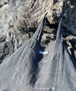 Detail der Leinenstruktur der Strandtasche in Asphalt Grau