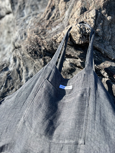 Detail der Leinenstruktur der Strandtasche in Asphalt Grau