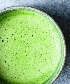 Fein aufgeschäumter grüner Matcha in einer Matchaschale