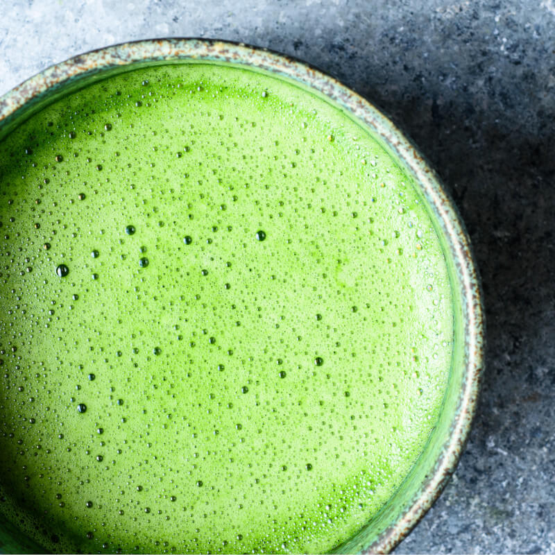 Fein aufgeschäumter grüner Matcha in einer Matchaschale