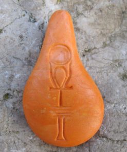 Stein der Harmonie in Mandarin vor einem herbstlichen Blatt
