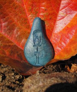 Stein der Harmonie in Pazifikblau vor einem herbstlichen Blatt