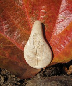 Stein der Harmonie in Sahara vor einem herbstlichen Blatt