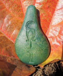 Stein der Harmonie in Tannengrün vor einem herbstlichen Blatt