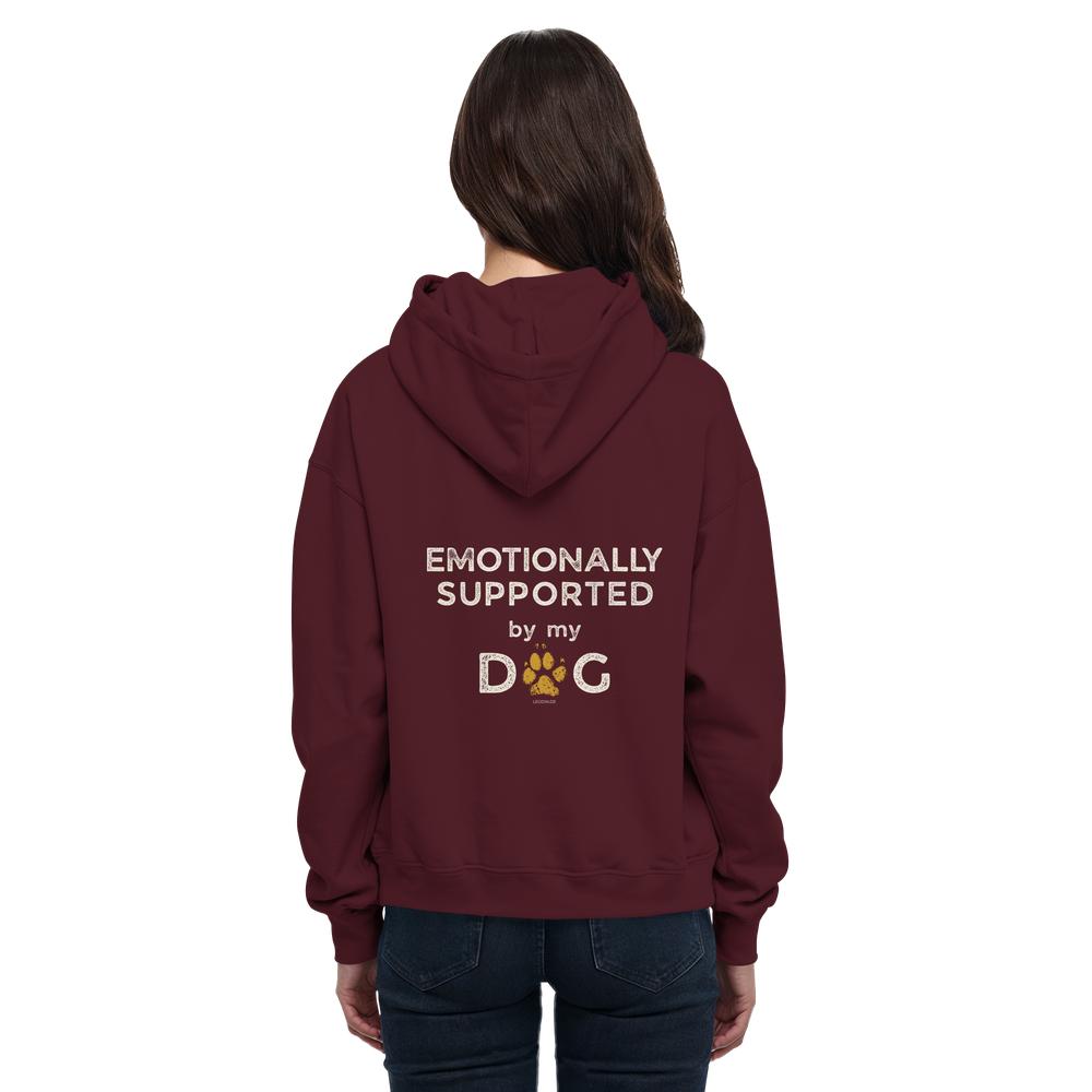 Dunkelroter Hunde Hoodie an Frau mit Emotionally Supported Rückenprint
