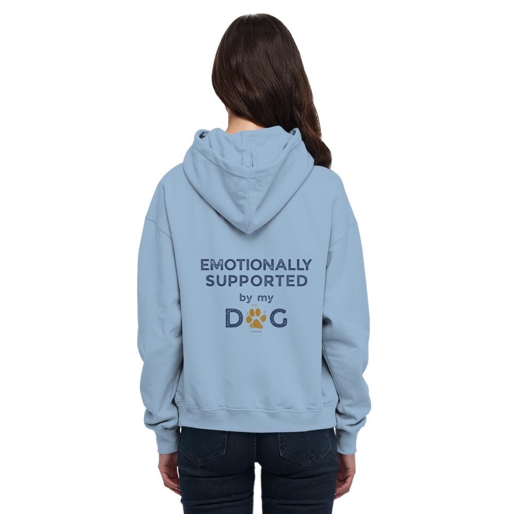 Himmelblauer Hunde Hoodie an Frau mit Emotionally Supported Rückenprint