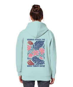 Frau trägt mintfarbenen Nature Hoodie mit großem Blumenmotiv hinten