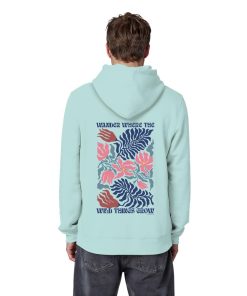 Mann trägt mintfarbenen Nature Hoodie mit floralem Rückenprint