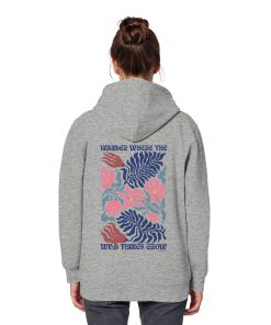 Frau trägt grauen Nature Hoodie mit großem Rückenprint