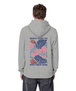 Mann trägt grauen Nature Hoodie mit floralem Motiv auf dem Rücken 