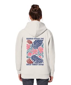 Frau trägt Vintage White Hoodie mit großem Nature Rückenprint