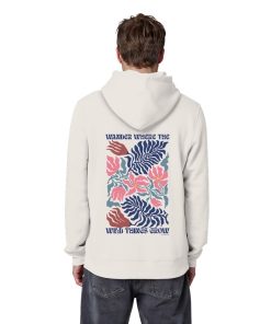Mann trägt Vintage White Nature Hoodie mit floralem Rückenmotiv