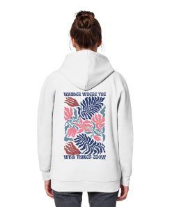 Frau trägt weißen Nature Hoodie mit floralem Rückenprint