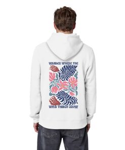 Mann trägt weißen Nature Hoodie mit großem Blumenprint auf dem Rücken