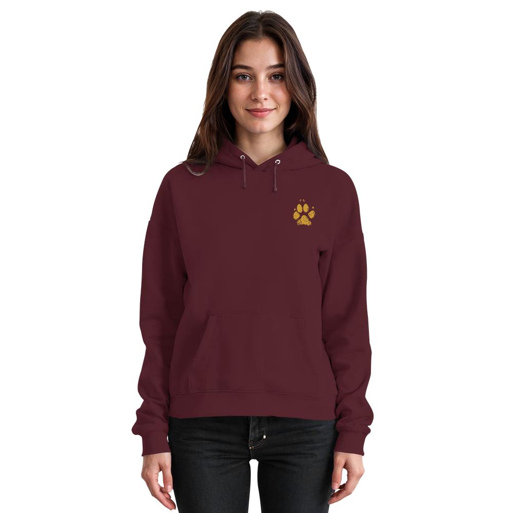 Dunkelroter Unisex Hunde Hoodie an Frau mit Pfotenprint vorne
