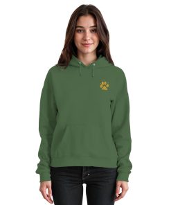 Olivgrüner Unisex Hunde Hoodie an Frau mit Pfotenprint vorne