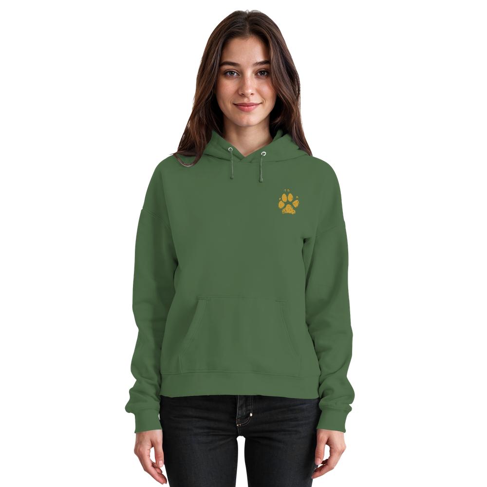 Olivgrüner Unisex Hunde Hoodie an Frau mit Pfotenprint vorne