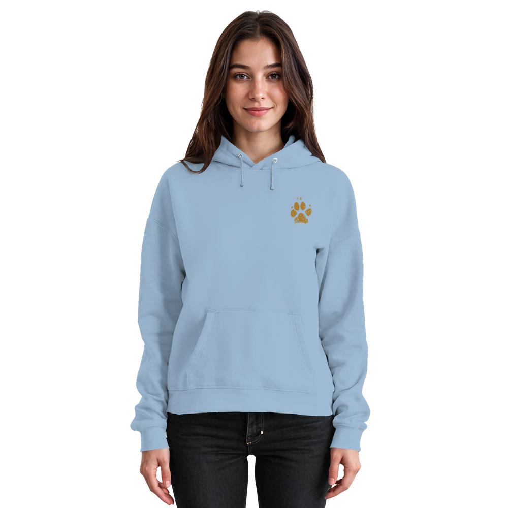 Himmelblauer Unisex Hunde Hoodie an Frau mit Pfotenprint vorne