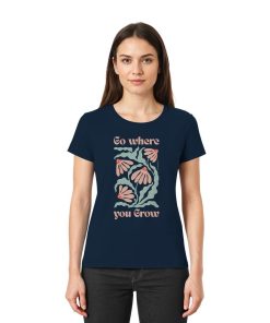 Frau trägt navyfarbenes Go where you grow Shirt