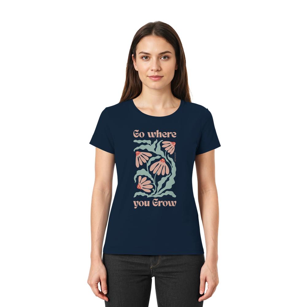 Frau trägt navyfarbenes Go where you grow Shirt