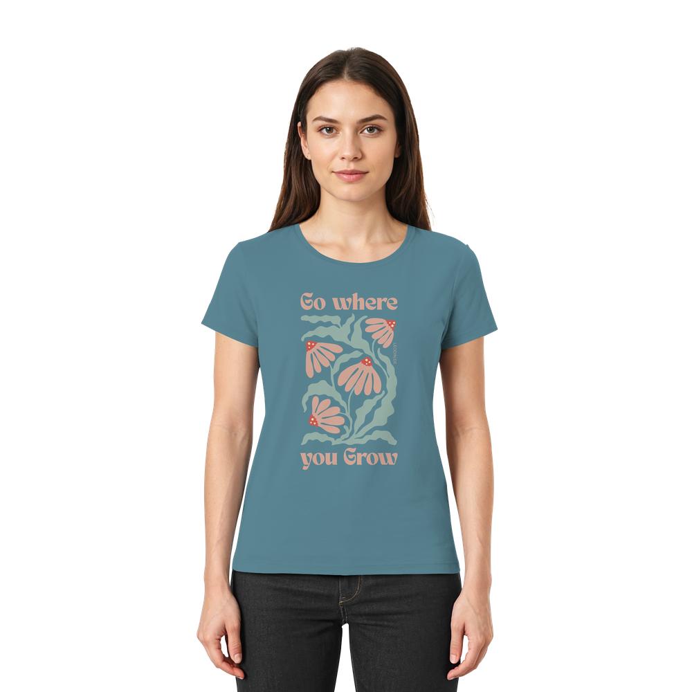 Frau trägt graublaues Go where you grow Shirt