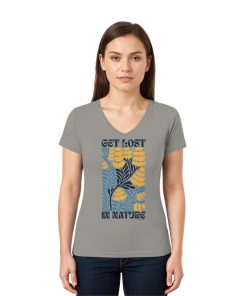 Frau trägt hellgraues Get Lost in Nature Shirt mit V-Ausschnitt