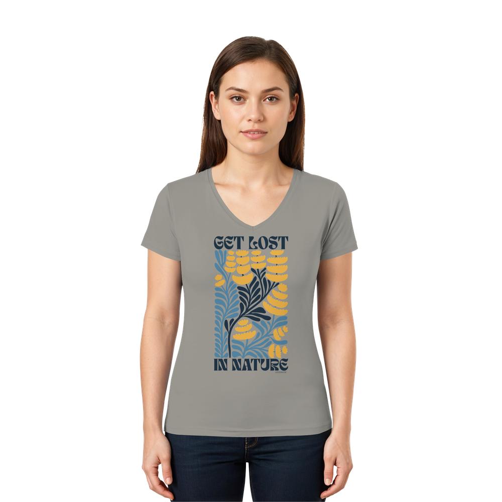Frau trägt hellgraues Get Lost in Nature Shirt mit V-Ausschnitt