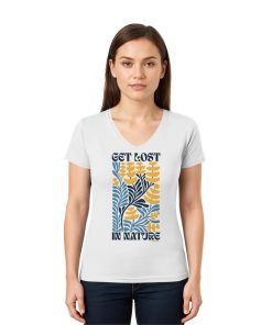 Frau trägt weißes Get Lost in Nature V-Neck Shirt