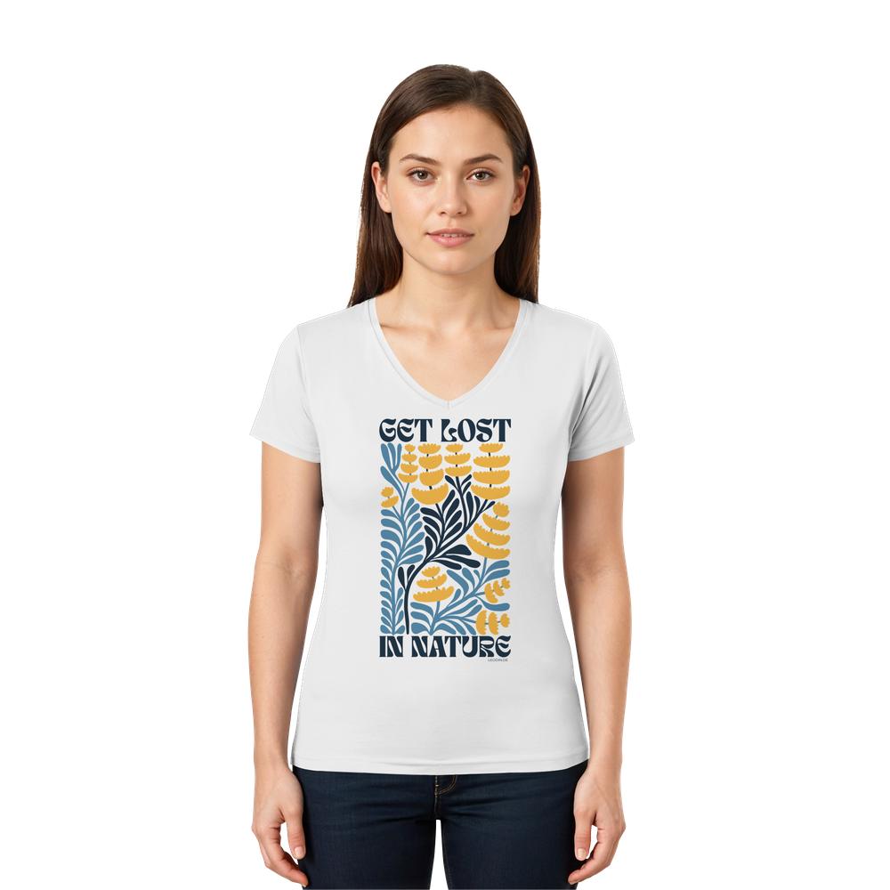 Frau trägt weißes Get Lost in Nature V-Neck Shirt