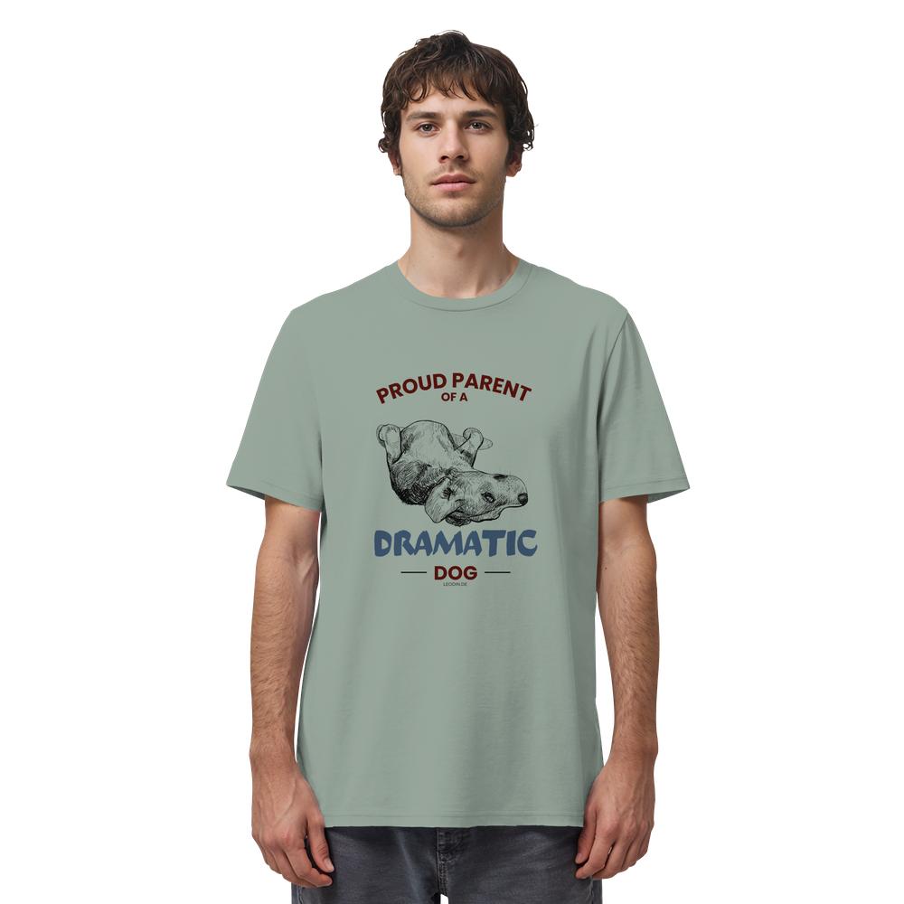 Graugrünes Dramatic Dog Hunde Shirt als Herren Tragebild
