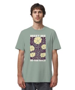 Mann trägt Wildnis Shirt Unisex in Aloe mit Meet Me in the Wild Motiv