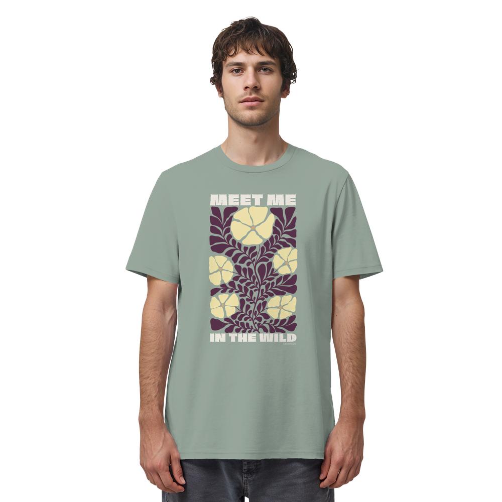 Mann trägt Wildnis Shirt Unisex in Aloe mit Meet Me in the Wild Motiv