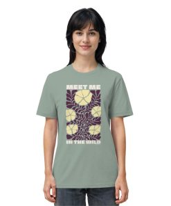 Frau trägt Wildnis Shirt Unisex in Aloe mit Meet Me in the Wild Print